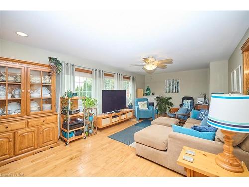 1435 Station St Street, Fonthill, ON - Indoor Photo Showing Living Room