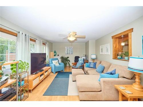 1435 Station St Street, Fonthill, ON - Indoor Photo Showing Living Room