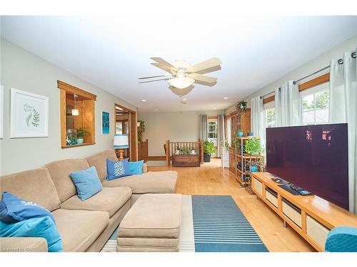 1435 Station St Street, Fonthill, ON - Indoor Photo Showing Living Room