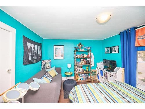 1435 Station St Street, Fonthill, ON - Indoor Photo Showing Bedroom