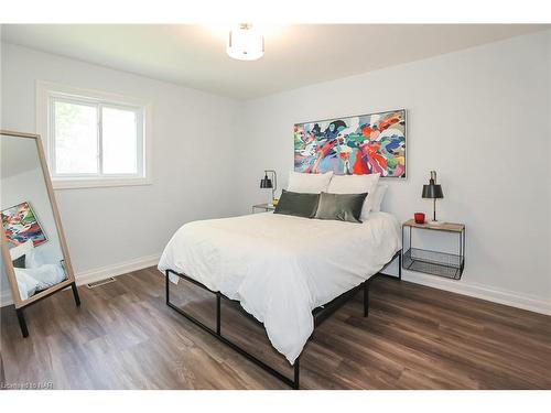 261 Vine Street, St. Catharines, ON - Indoor Photo Showing Bedroom