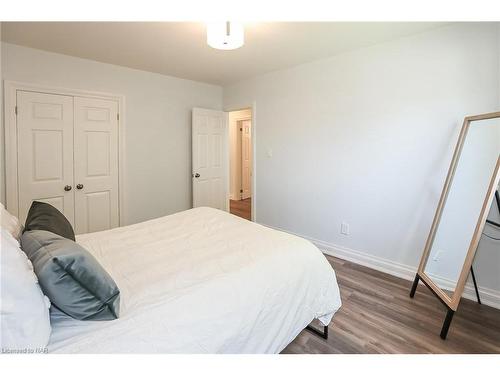 261 Vine Street, St. Catharines, ON - Indoor Photo Showing Bedroom