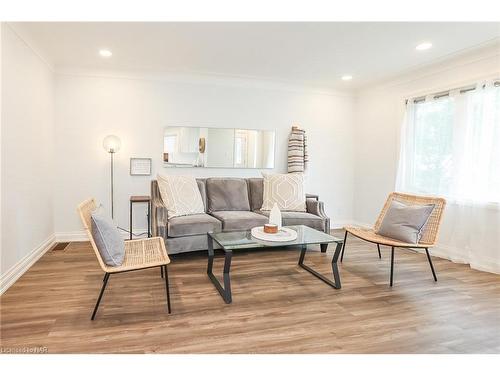 261 Vine Street, St. Catharines, ON - Indoor Photo Showing Living Room