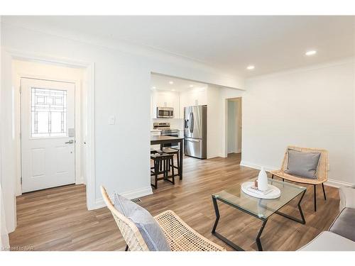 261 Vine Street, St. Catharines, ON - Indoor Photo Showing Living Room