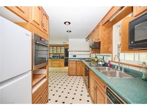 548 Prospect Point Road N, Ridgeway, ON - Indoor Photo Showing Kitchen With Double Sink