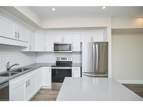 208-118 Summersides Boulevard, Pelham, ON - Indoor Photo Showing Kitchen With Stainless Steel Kitchen With Double Sink With Upgraded Kitchen