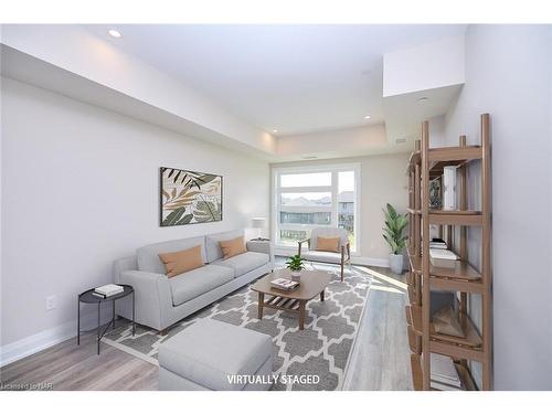 208-118 Summersides Boulevard, Pelham, ON - Indoor Photo Showing Living Room