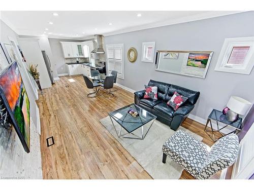 4434 Second Avenue, Niagara Falls, ON - Indoor Photo Showing Living Room