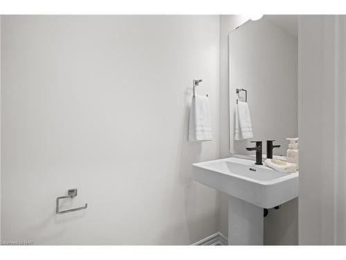 181 Southworth Street N, Welland, ON - Indoor Photo Showing Bathroom