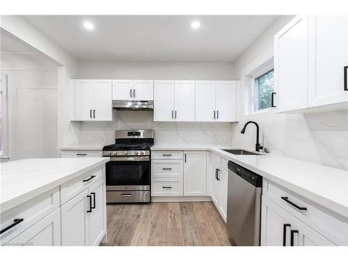 14 Ruth Street, Hamilton, ON - Indoor Photo Showing Kitchen With Upgraded Kitchen