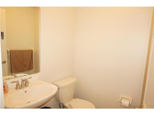 4047 Maitland St Street, Beamsville, ON - Indoor Photo Showing Bathroom