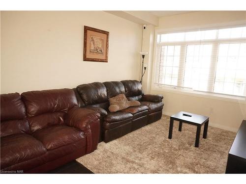 4047 Maitland St Street, Beamsville, ON - Indoor Photo Showing Living Room