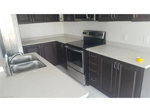 4047 Maitland St Street, Beamsville, ON - Indoor Photo Showing Kitchen With Double Sink