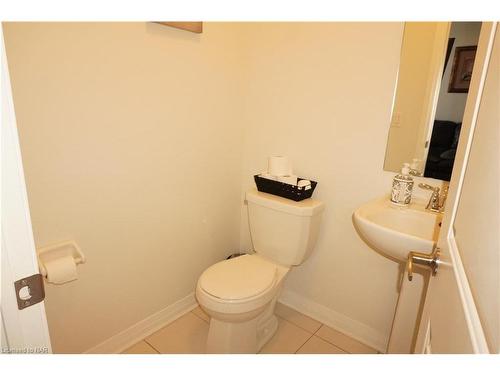 4047 Maitland St Street, Beamsville, ON - Indoor Photo Showing Bathroom