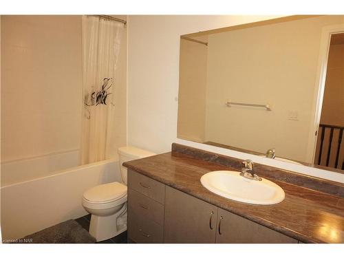 4047 Maitland St Street, Beamsville, ON - Indoor Photo Showing Bathroom