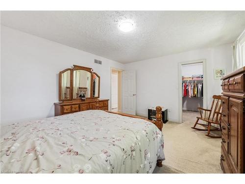 7715 Swan Street, Niagara Falls, ON - Indoor Photo Showing Bedroom