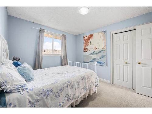 7715 Swan Street, Niagara Falls, ON - Indoor Photo Showing Bedroom