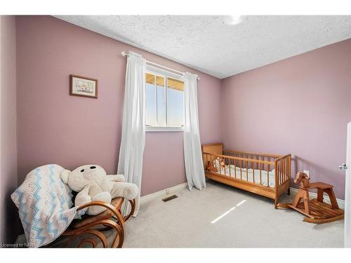 7715 Swan Street, Niagara Falls, ON - Indoor Photo Showing Bedroom