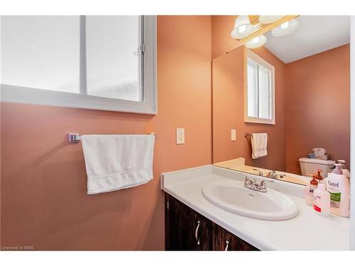 7715 Swan Street, Niagara Falls, ON - Indoor Photo Showing Bathroom