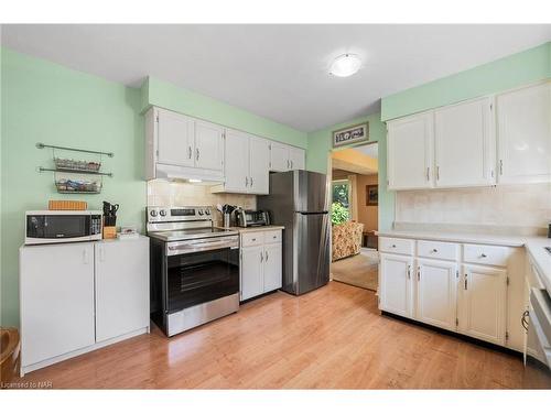 7715 Swan Street, Niagara Falls, ON - Indoor Photo Showing Kitchen