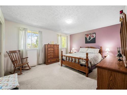 7715 Swan Street, Niagara Falls, ON - Indoor Photo Showing Bedroom