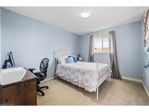 7715 Swan Street, Niagara Falls, ON - Indoor Photo Showing Bedroom