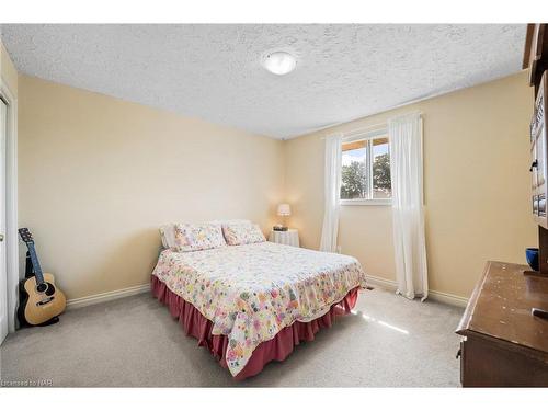 7715 Swan Street, Niagara Falls, ON - Indoor Photo Showing Bedroom