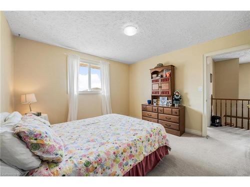 7715 Swan Street, Niagara Falls, ON - Indoor Photo Showing Bedroom