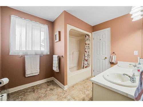 7715 Swan Street, Niagara Falls, ON - Indoor Photo Showing Bathroom