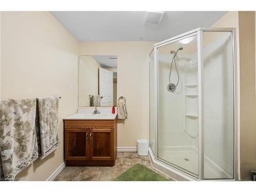 7715 Swan Street, Niagara Falls, ON - Indoor Photo Showing Bathroom