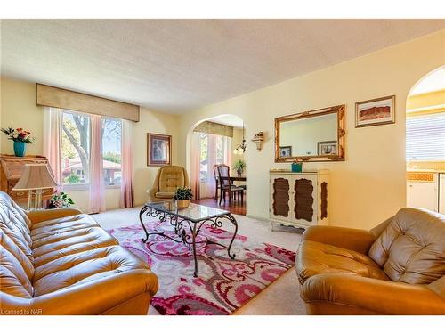 5043 University Avenue, Niagara Falls, ON - Indoor Photo Showing Living Room