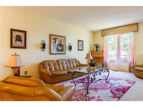 5043 University Avenue, Niagara Falls, ON - Indoor Photo Showing Living Room