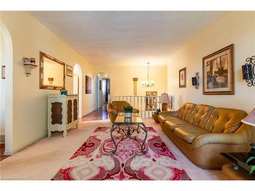 5043 University Avenue, Niagara Falls, ON - Indoor Photo Showing Living Room