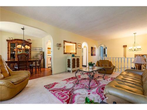 5043 University Avenue, Niagara Falls, ON - Indoor Photo Showing Living Room