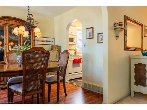 5043 University Avenue, Niagara Falls, ON - Indoor Photo Showing Dining Room