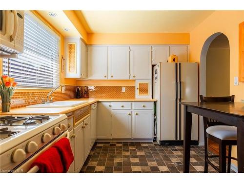 5043 University Avenue, Niagara Falls, ON - Indoor Photo Showing Kitchen