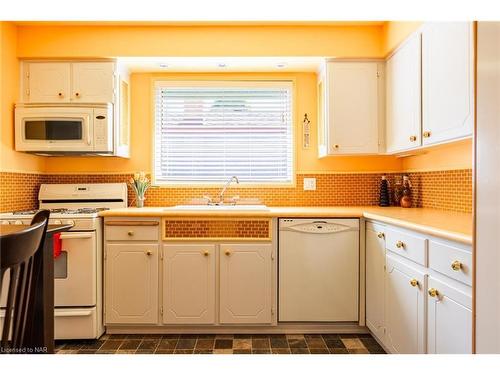 5043 University Avenue, Niagara Falls, ON - Indoor Photo Showing Kitchen