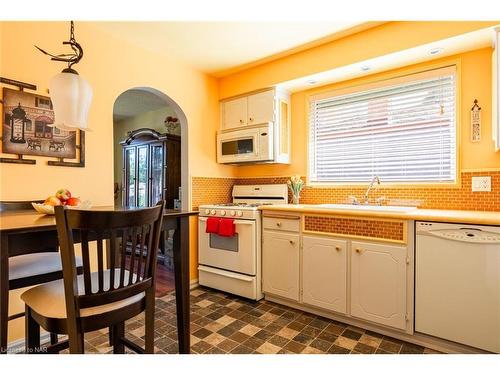 5043 University Avenue, Niagara Falls, ON - Indoor Photo Showing Kitchen