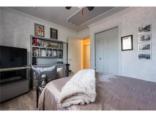 5043 University Avenue, Niagara Falls, ON - Indoor Photo Showing Bedroom