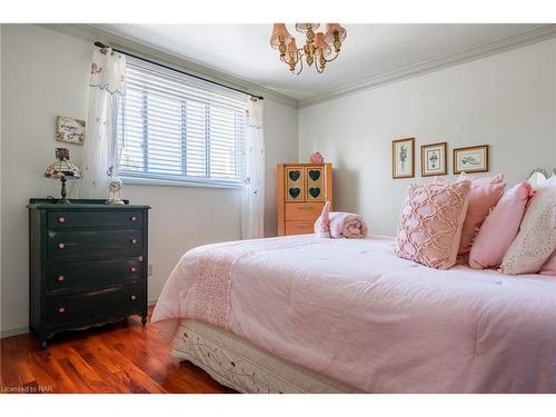 5043 University Avenue, Niagara Falls, ON - Indoor Photo Showing Bedroom