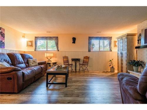 5043 University Avenue, Niagara Falls, ON - Indoor Photo Showing Living Room