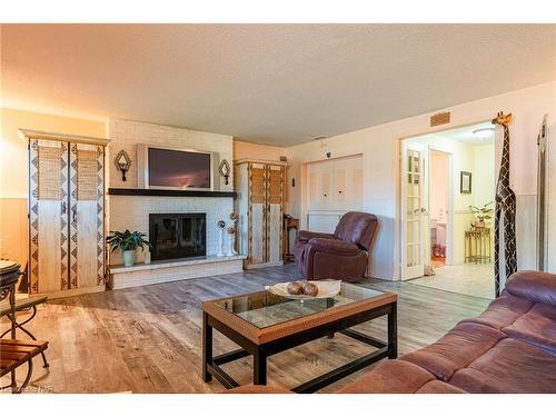 5043 University Avenue, Niagara Falls, ON - Indoor Photo Showing Living Room With Fireplace