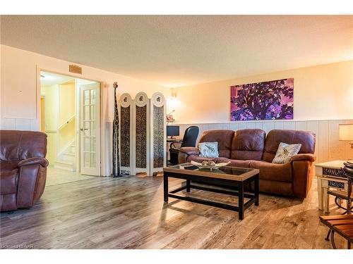 5043 University Avenue, Niagara Falls, ON - Indoor Photo Showing Living Room