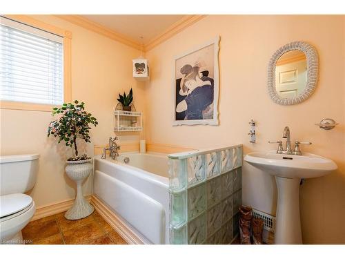 5043 University Avenue, Niagara Falls, ON - Indoor Photo Showing Bathroom