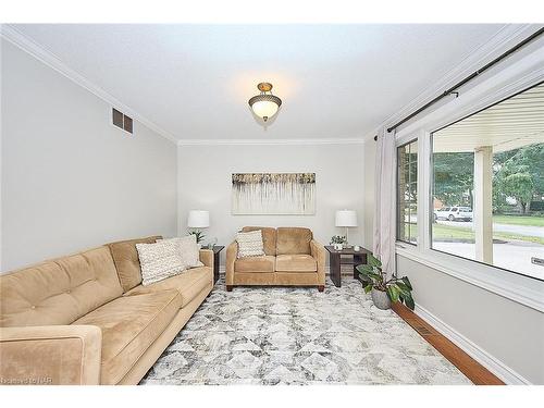 3378 Saint Patrick Avenue, Niagara Falls, ON - Indoor Photo Showing Living Room