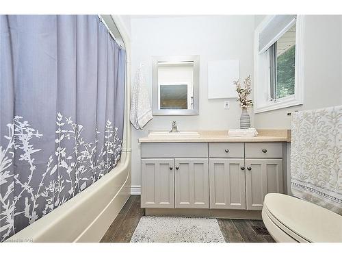 3378 Saint Patrick Avenue, Niagara Falls, ON - Indoor Photo Showing Bathroom