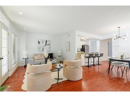 255A Lakeshore Road, St. Catharines, ON - Indoor Photo Showing Living Room