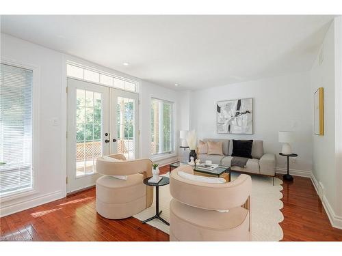 255A Lakeshore Road, St. Catharines, ON - Indoor Photo Showing Living Room