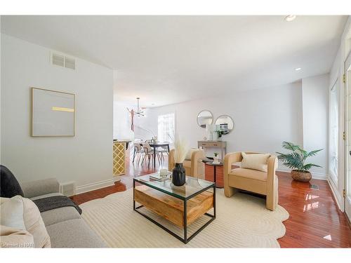 255A Lakeshore Road, St. Catharines, ON - Indoor Photo Showing Living Room