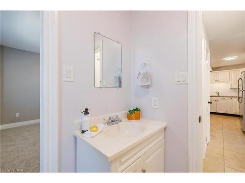 255A Lakeshore Road, St. Catharines, ON - Indoor Photo Showing Bathroom